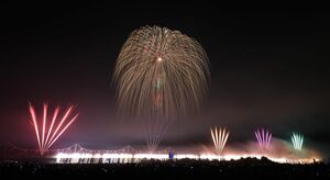 長岡まつり大花火大会の三尺玉と長生橋の「ナイアガラ」=2023年8月3日、長岡市