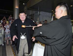 大相撲夏場所で初優勝し、二所ノ関親方(右)の出迎えを受ける大の里=5月26日、茨城県つくば市内のホテル