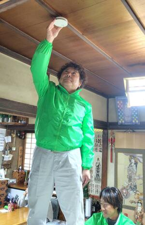 高齢者のいる住宅に住宅用火災警報器を設置する五泉市建築組合のメンバー=五泉市