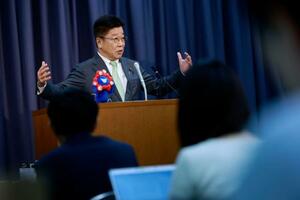 記者会見する加藤財務相=29日午前、財務省
