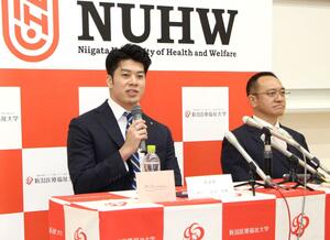 世界選手権への意気込みを語る水沼尚輝(左)=新潟市北区