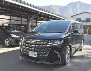 銀嶺タクシーが観光タクシー専用に購入した高級ミニバン「アルファード」＝南魚沼市六日町