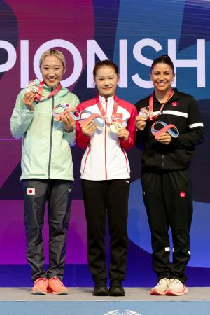 女子個人の表彰式で銀メダルを手に笑顔の森ひかる(左)=パンプロナ(共同)