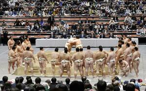 　一般公開で行われた横綱審議委員会の稽古総見＝両国国技館