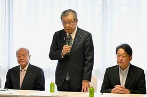 自民党の参院選総括委員会の初会合であいさつする森山幹事長(中央)=31日午前、東京・永田町の党本部