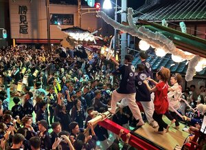 華やかな山車を激しく上下させた中条まつりのあおり合い=胎内市本町