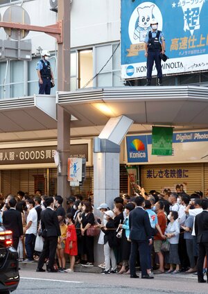 厳戒態勢が敷かれた参院選の演説会場。アーケードの上に警察官が立ち、不審な動きに目を光らせた=9日、新潟市中央区の古町十字路