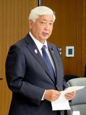 「防衛科学技術委員会」の初会合であいさつする中谷防衛相=13日午後、防衛省