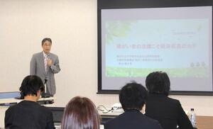 障害者雇用をテーマに、影山摩子弥教授が講演したセミナー=新潟市中央区八千代1