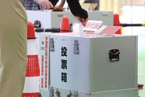 有権者がそれぞれの思いを胸に票を投じた=20日、新潟市中央区の桜が丘小