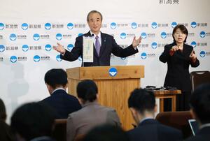 記者の質問に答える花角英世知事=23日、県庁