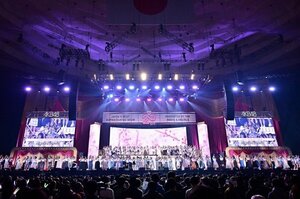 壮観!AKB48の20周年記念コンサート千秋楽アンコールで現役&卒業生計183人がステージに大集結(C)AKB48