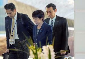 　９日、首相官邸に入る高市首相（中央）