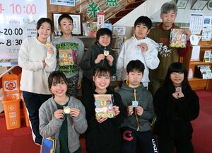 地域の魅力を表現した缶バッジを製作した根知小児童ら=糸魚川市