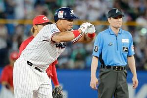 2回、勝ち越し打を放ち喜ぶヤクルトのオスナ=神宮