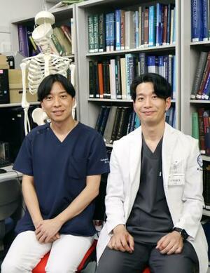 大阪公立大整形外科の玉井孝司講師(左)と岩前真由病院講師=大阪市阿倍野区