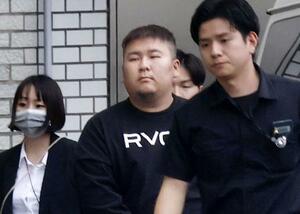 強盗傷害の疑いで逮捕された東口夢弥容疑者(中央)=20日午後、警視庁小松川署