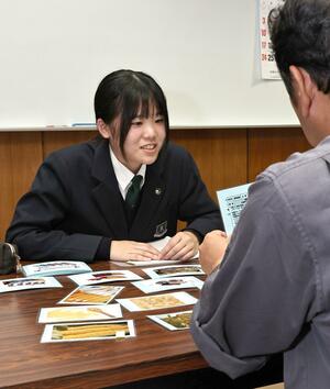 日本学校農業クラブ全国大会で最優秀賞になった上野千夏さん。学習カードなどを使い勉強した=上越市の高田農業高