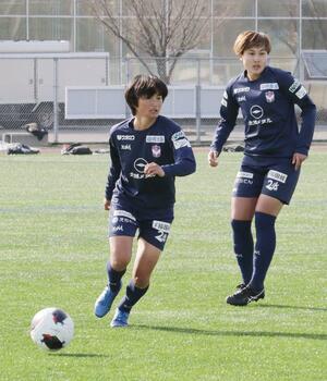 直近２戦で存在感を示している新加入のＤＦ高梨智穂（左）＝聖籠町