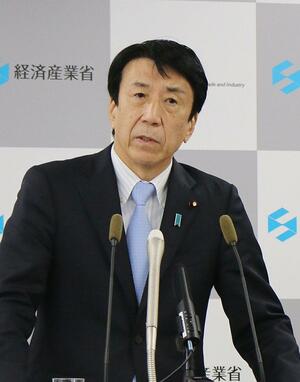 閣議後会見で、東京電力柏崎刈羽原発再稼働に向けた政府方針を説明する斎藤健経済産業相=3月19日、経産省