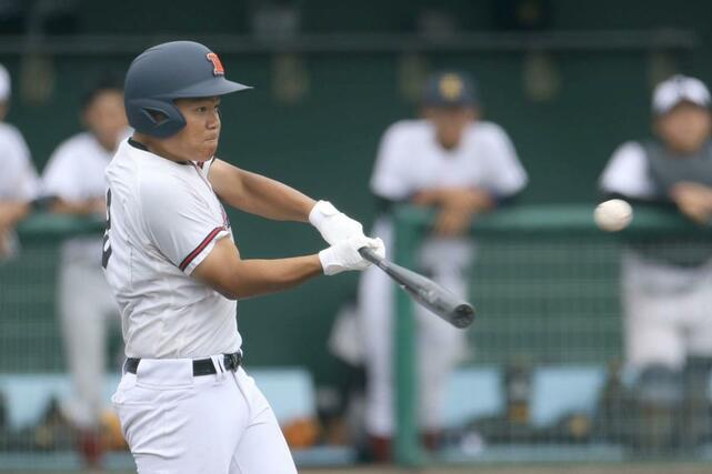 加茂暁星－五校連合　４回五校連合１死一、二塁、中野太智が２点二塁打を放ち５－３＝９月６日、新発田市五十公野公園野球場