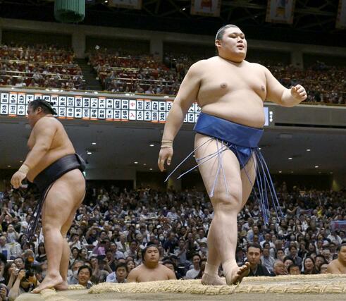 湘南乃海（左）を押し出しで破った大の里＝両国国技館