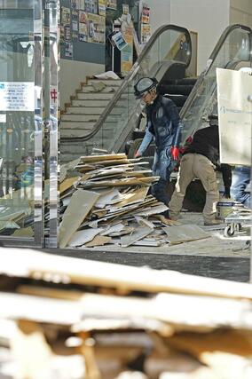 強い地震があった青森県八戸市の商業施設内で後片付けをする作業員＝９日午前１０時５０分