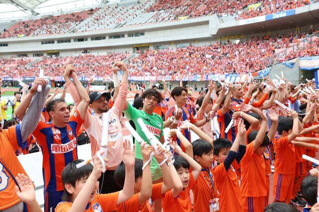 新潟－横浜Ｍ　ホームで勝利しサポーターと喜びを分かち合う新潟の選手たち＝ビッグスワン