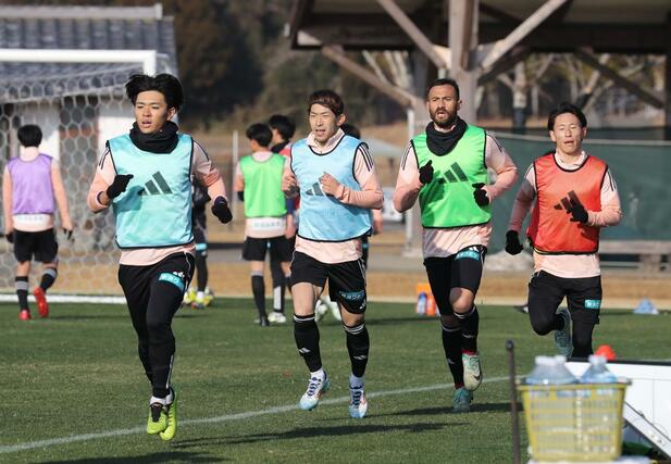 持久走する選手たち＝１月２１日、宮崎県西都市の清水台総合公園