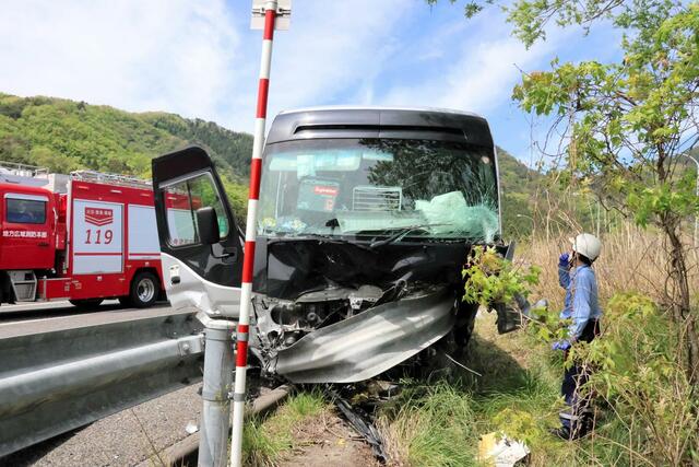 ガードレールに衝突し大破したマイクロバス＝５月６日午前１０時１５分ごろ、福島県郡山市熱海町高玉（河北新報提供）