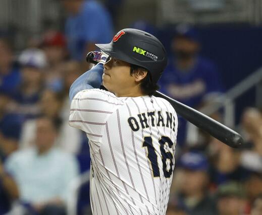 １回日本、大谷が右中間に先頭打者本塁打を放つ＝マイアミ（共同）
