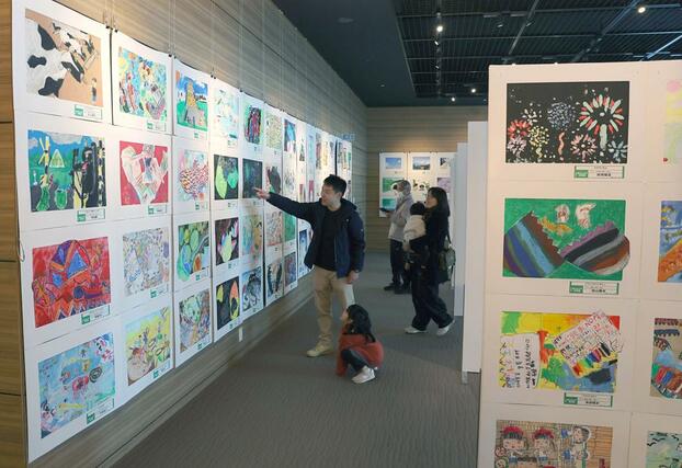 個性あふれる作品が並ぶ県ジュニア美術展覧会の新潟展＝２３日、新潟市中央区万代３