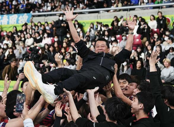 清風を破り優勝を決め、選手たちに胴上げされる東山・豊田監督＝東京体育館