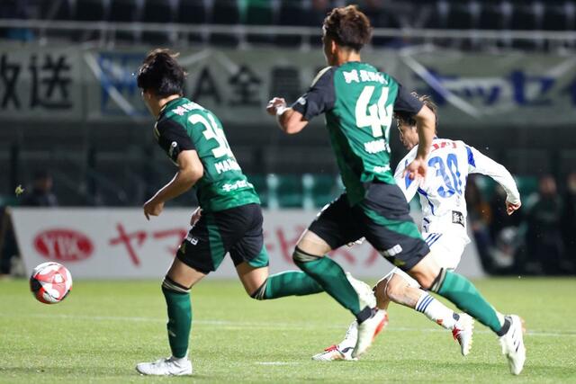 松本－新潟　後半、ＭＦ奥村仁がドリブル突破からシュートを決め、２－０＝松本市