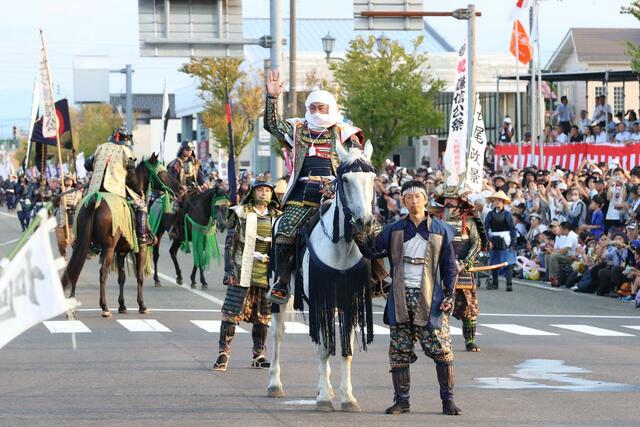 白頭巾姿の松平健さんが上杉謙信役を務めた謙信公祭の出陣行列＝２３日、上越市