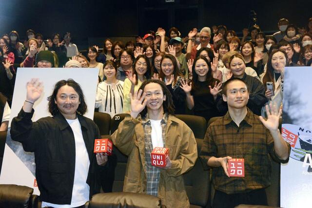 トークイベントに出席したスノーボード男子の平野歩夢（手前中央）。手前左は兄の平野英樹、手前右は弟の平野海祝＝１５日、東京都千代田区