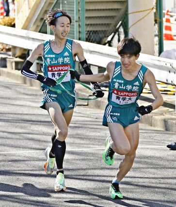 青学大９区の岸本大紀（燕市出身）が１０区にたすきを渡す＝２０２３年１月３日、横浜市