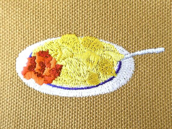 バスセンターカレートートバッグの刺しゅう。具材のゴロゴロ感が表現されている