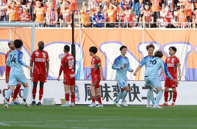 新潟―富山　前半、元新潟の富山ＤＦ岡本奬成（５６）に決められ、０－３となる＝ビッグスワン