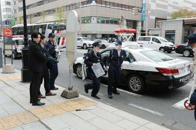 現場対応する警察ら＝１６日、新潟市中央区万代４