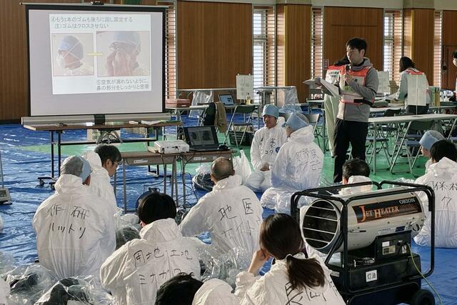 胎内市で発生した鳥インフルエンザに対する防疫措置の準備＝４日、胎内市（県提供）