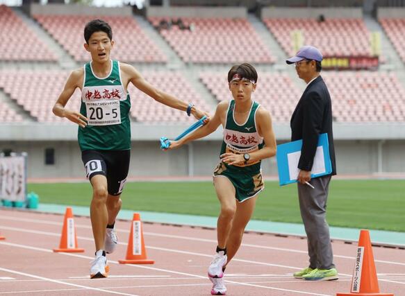男子 中越の5区金澤崇眞(左)が6区保坂玲弥にタスキリレー=新潟市中央区