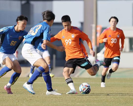 攻め込むＦＷ小野裕二＝宮崎県都城市