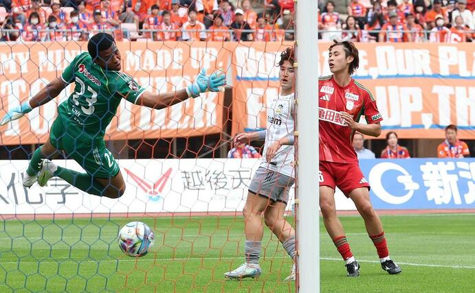 新潟-讃岐 後半16分、MF笠井佳祐が頭で合わせて2-0とする=ビッグスワン