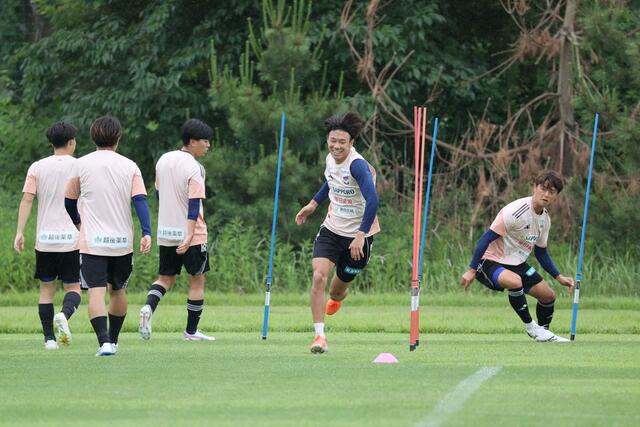 J1第20節横浜M戦に向けて練習するDF稲村隼翔(右から2人目)ら