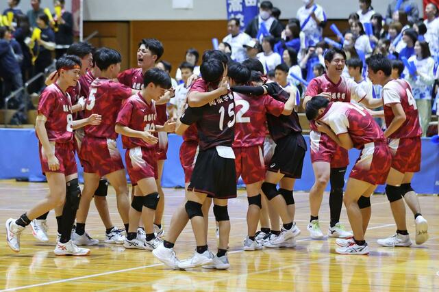 初優勝を決めて喜ぶ関根学園の選手ら＝小千谷市総合体育館