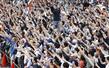 参政党の街頭演説で気勢を上げる人たち=7月19日、横浜市