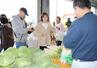旬の野菜や果物が並んだ「かしわざき秋の収穫祭」=柏崎市日石町