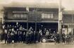 ハチ食品の前身である会社の社屋と従業員ら=1928年ごろ、現在の大阪市内