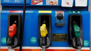 ガソリンスタンドの給油ノズル=31日午後、東京都内